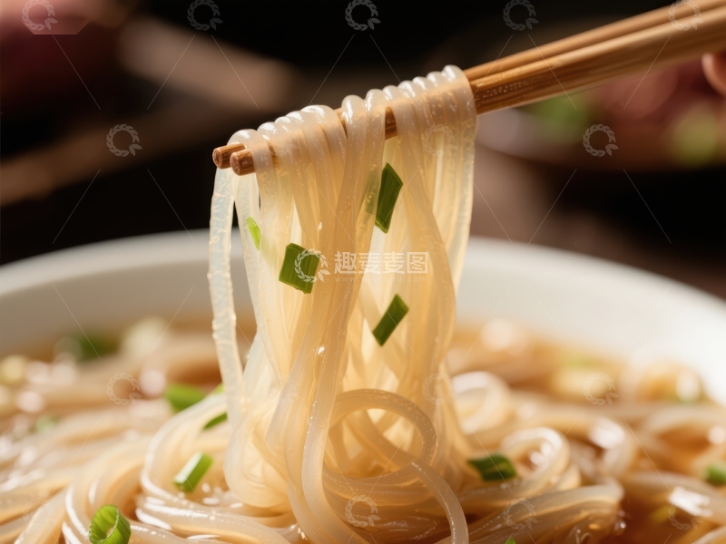 高清大图下载【趣麦麦图】筷子夹起透明面条，点缀葱花