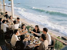 海边餐厅聚餐，众人举杯欢庆