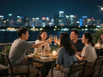 夜景下朋友聚餐共享美好时光