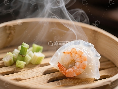 蒸笼中的鲜虾饺与青葱