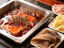 麻辣火锅配菜，热气腾腾