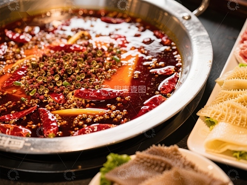 麻辣火锅配菜丰富诱人