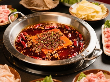 麻辣火锅锅底，配菜丰富诱人
