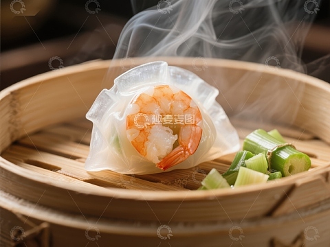 蒸笼中的鲜虾饺与青菜