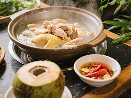 椰子鸡汤热气腾腾，佐料鲜辣诱人