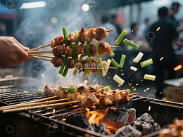 街头烧烤：美味串烧在炭火上翻滚