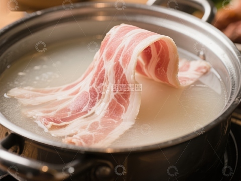 火锅中煮制的薄切肉片