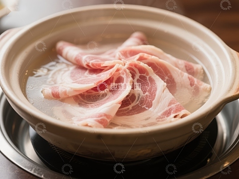 热锅中的薄切肉片