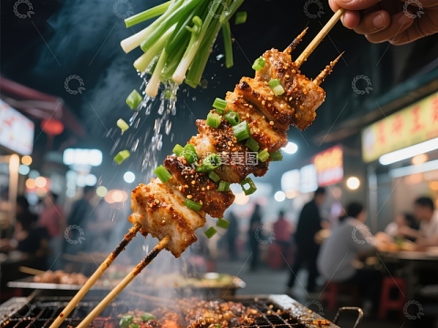 夜市烧烤：撒葱花的美味瞬间