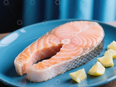 新鲜三文鱼配柠檬片