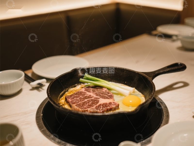 高清大图下载【趣麦麦图】铸铁锅中的牛肉煎蛋