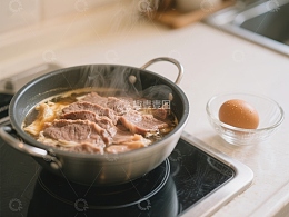锅中炖煮的牛肉与鸡蛋