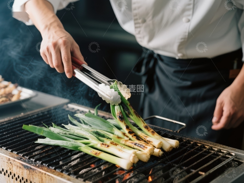 高清大图下载【趣麦麦图】厨师用夹子翻转烤架上的葱
