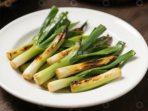 烤制青葱，色泽诱人