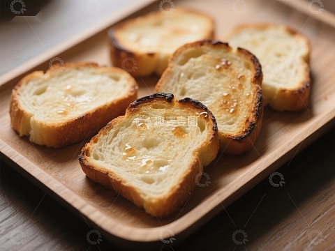烤面包片配蜂蜜，木盘盛放