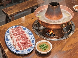 铜锅涮肉，热气腾腾的美食体验