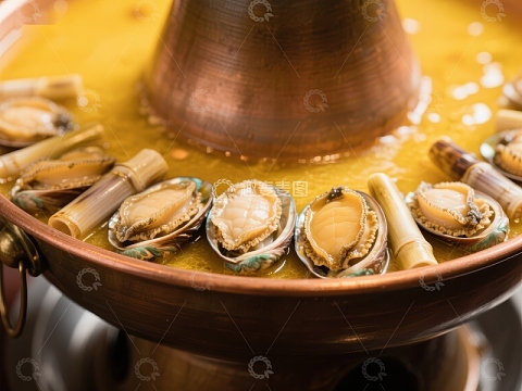 海鲜火锅：鲍鱼与竹笋的美味组合