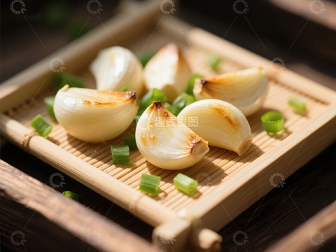 烤制蒜瓣与青葱点缀