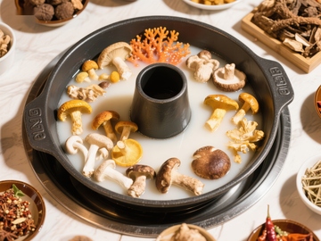 火锅锅底配多种菌类食材