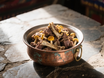 铜碗中的美味骨头菜肴