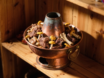 铜锅中的食材与装饰品