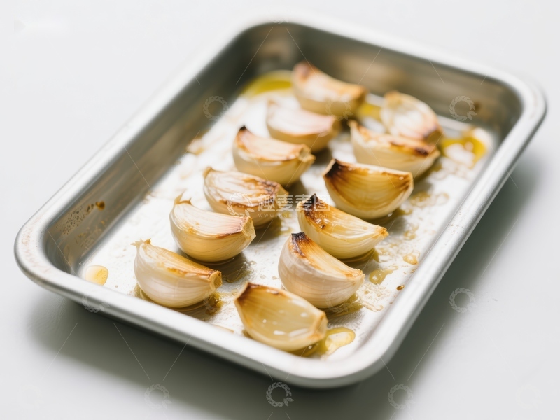 高清大图下载【趣麦麦图】烤制的蒜瓣在金属托盘中
