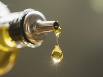 橄榄油滴落瞬间