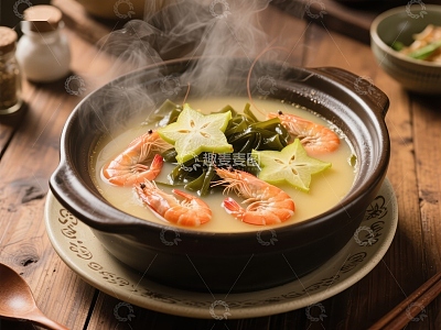 热气腾腾的海鲜蔬菜汤
