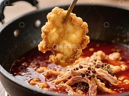 火锅中的炸物被筷子夹起