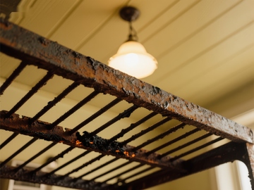 锈迹斑斑的金属栏杆与暖光灯