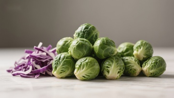 新鲜布鲁塞尔芽菜与切丝紫甘蓝