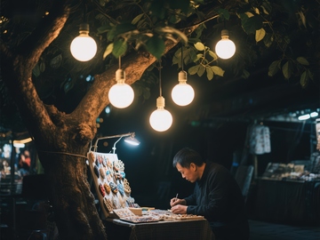 夜市树下手工制作的摊贩