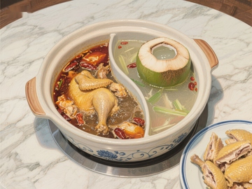 鸳鸯火锅：麻辣鸡肉与椰汁清汤的完美结合