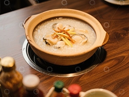 海鲜粥锅，热气腾腾的美味