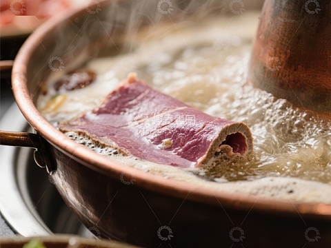 火锅中煮沸的肉片