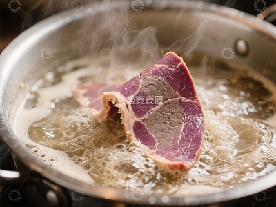 牛肉片在沸水中煮制