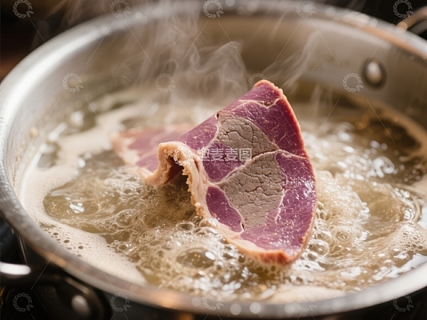牛肉片在沸水中煮制