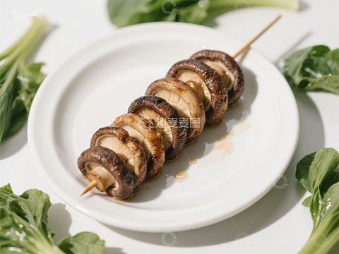 烤香菇串，清新蔬菜相伴