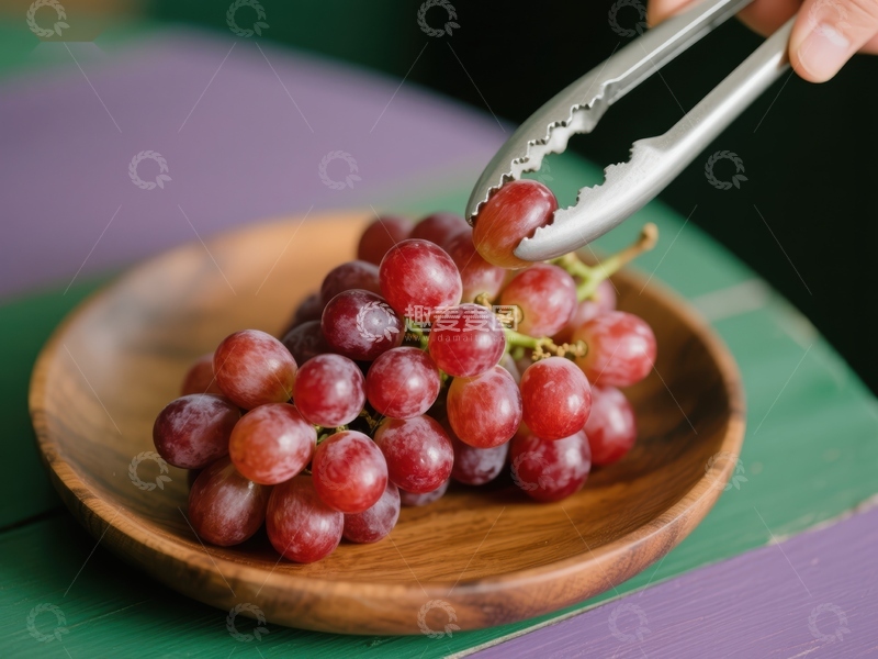 高清大图下载【趣麦麦图】夹取盘中红葡萄的瞬间