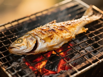 烤鱼在炭火上滋滋作响