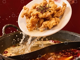炸物倒入火锅，热气腾腾