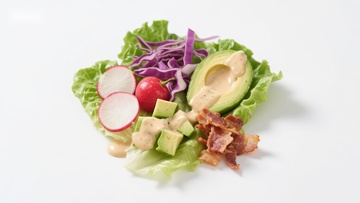 新鲜蔬菜沙拉配鳄梨和培根