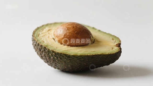 切开的牛油果展示其种子