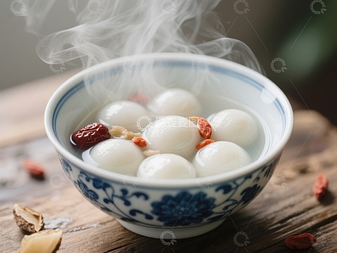 热气腾腾的汤圆碗