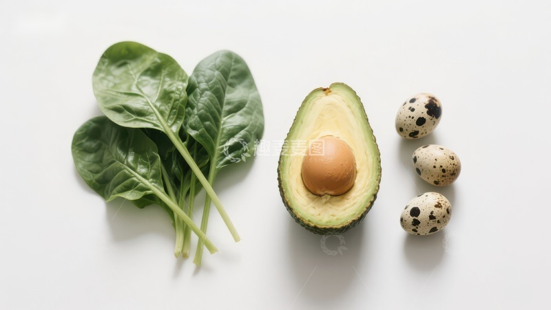 高清大图下载【趣麦麦图】新鲜菠菜、牛油果和鹌鹑蛋的组合