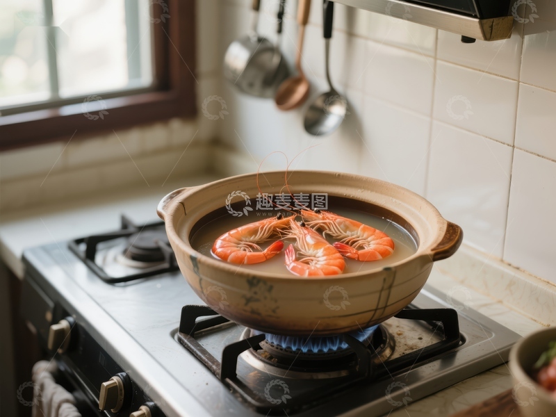 高清大图下载【趣麦麦图】锅中煮虾，厨房温馨场景
