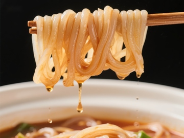 热气腾腾的面条被筷子夹起
