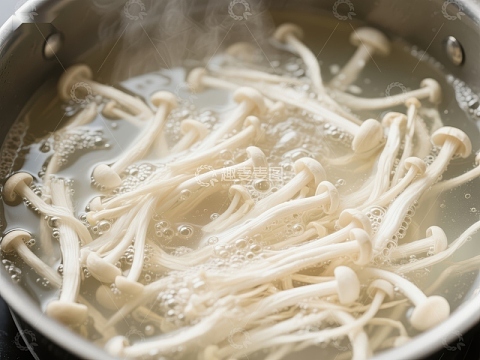 金针菇在锅中煮沸