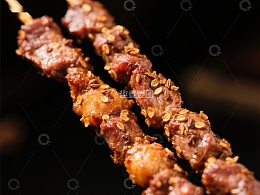 美味烤肉串，撒满香料