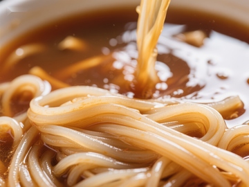 热汤浇灌细滑面条